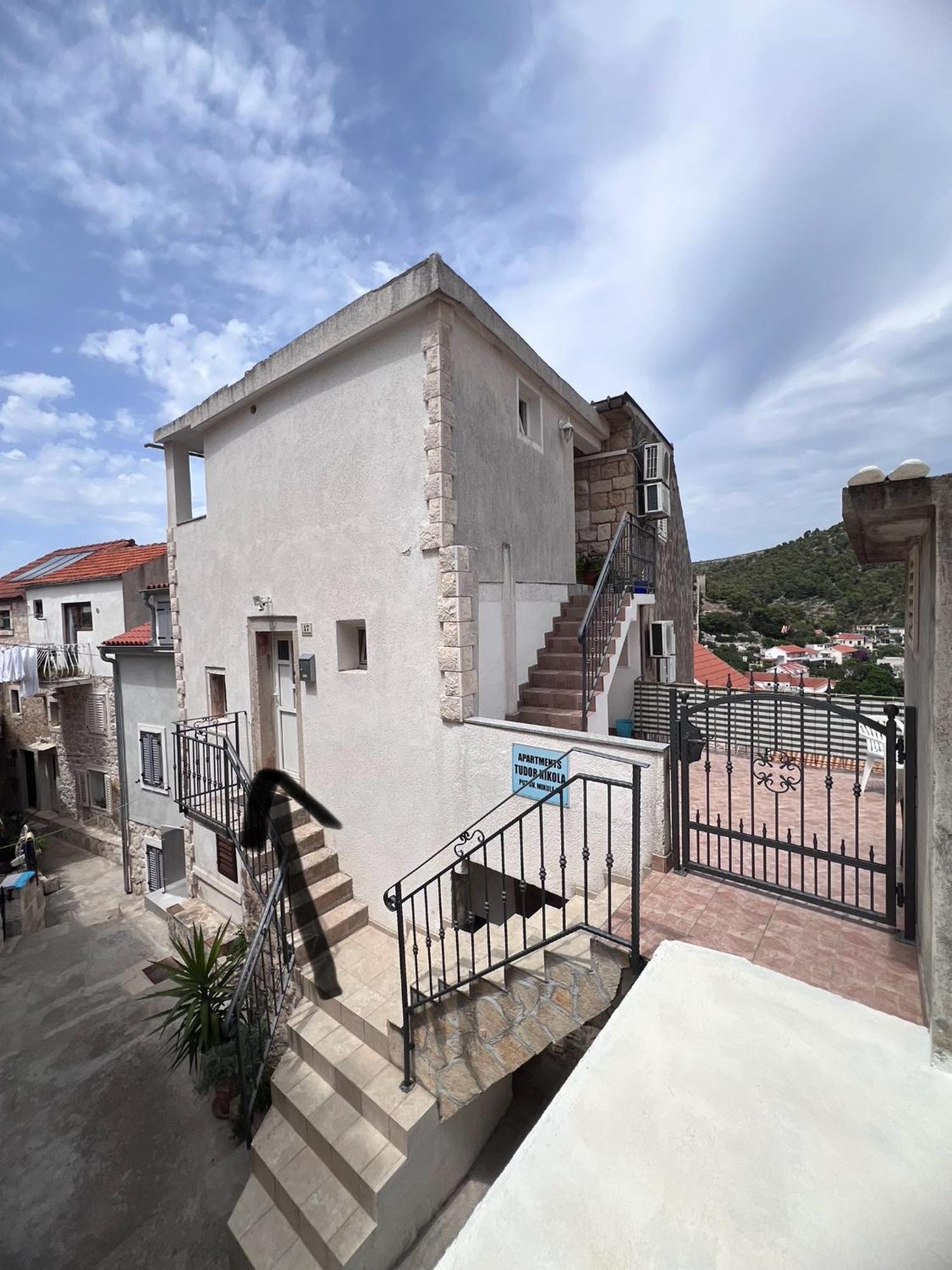 Apartments Tudor Nikola Hvar Town Eksteriør billede